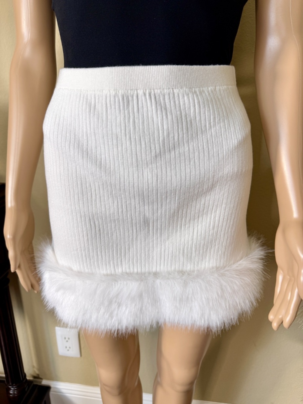 FAUX FUR TRIM RIBBED MINI SKIRT IN WHITR SIZE MEDIUM - NWT - Picture 4 of 16